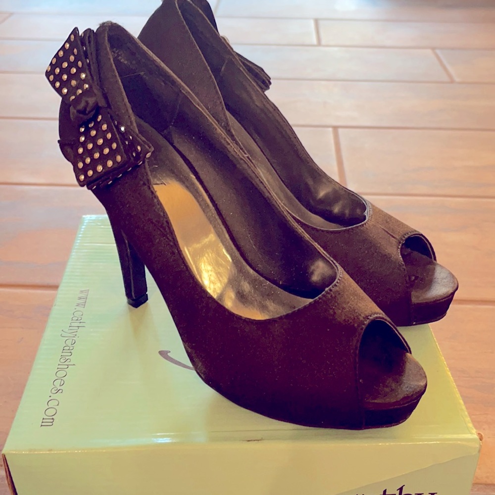 Cathy Jean peep toe bow heels